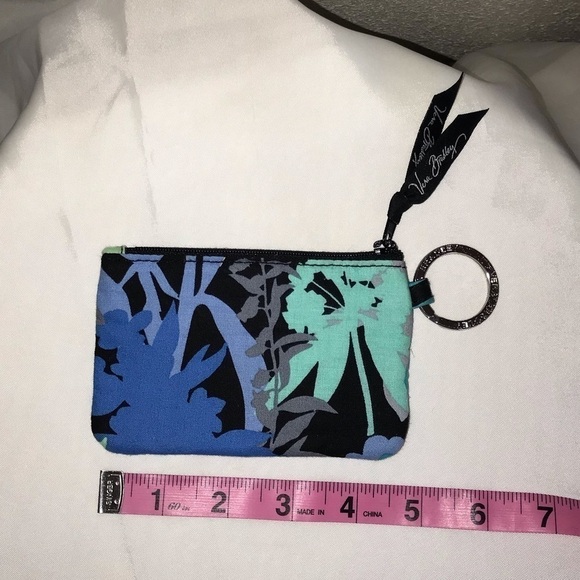 Vera Bradley Handbags - 🌻Vera Bradley's Coin Clutch